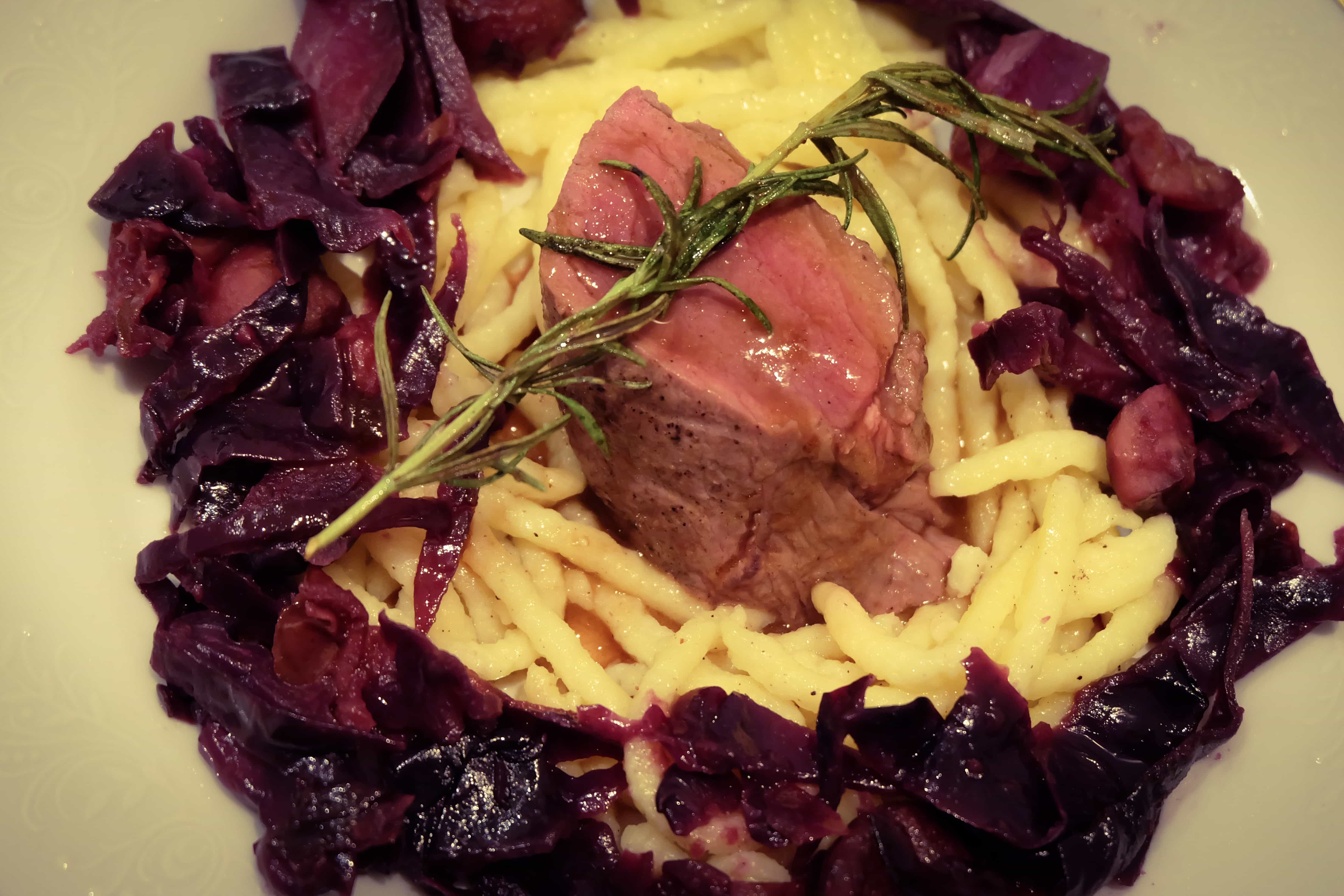 Rehrücken mit Apfel-Maronen-Kohl und Spätzle - Cooking is love