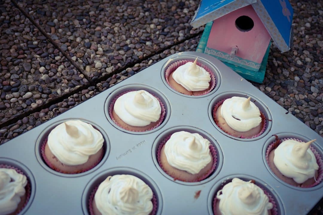 Himbeer-weiße Schokoladen Cupcakes mit Baiserhaube - Cooking is love