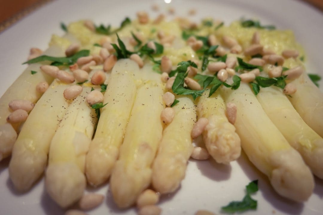 Weißer Spargel mit Parmesan-Piniendressing - Cooking is love