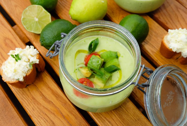 Avocado-Gurken Gazpacho an Feta Crostini - Cooking is love