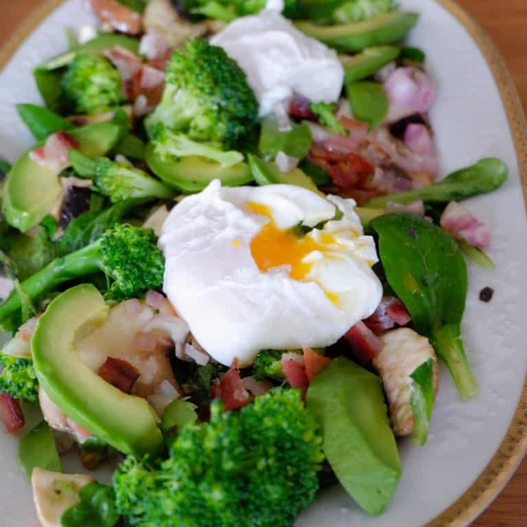 Herbstlicher Salat mit pochierten Eiern - Cooking is love