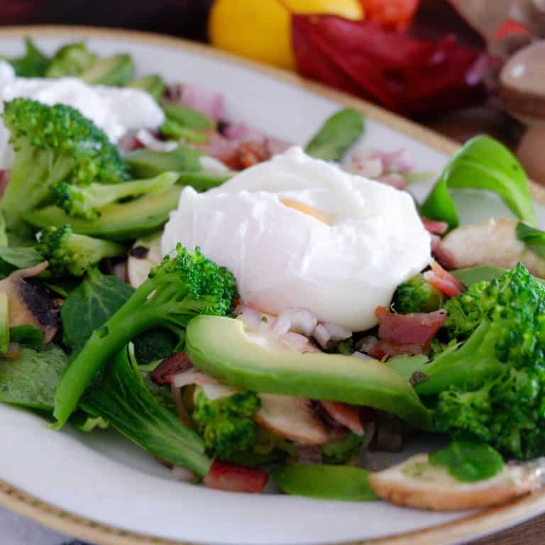 Herbstlicher Salat mit pochierten Eiern - Cooking is love