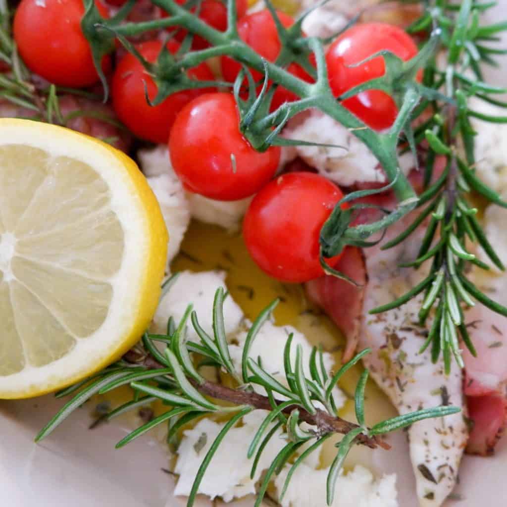 Hähnchen im Speckmantel, gebackene Tomaten und Zitronen-Mozzarella ...