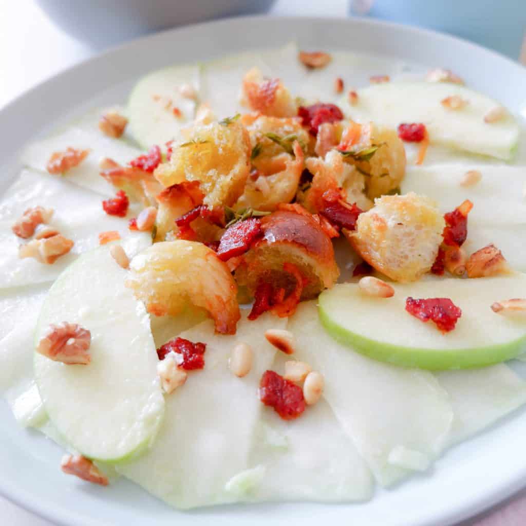 Kohlrabi Carpaccio mit Chorizo und Croutons - Cooking is love