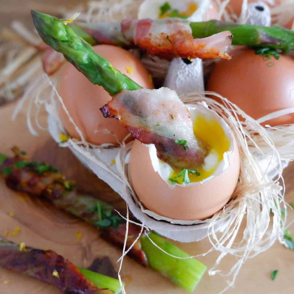 Grüner Spargel im knusprig-würzigem Speckmantel mit weichen Eiern ...