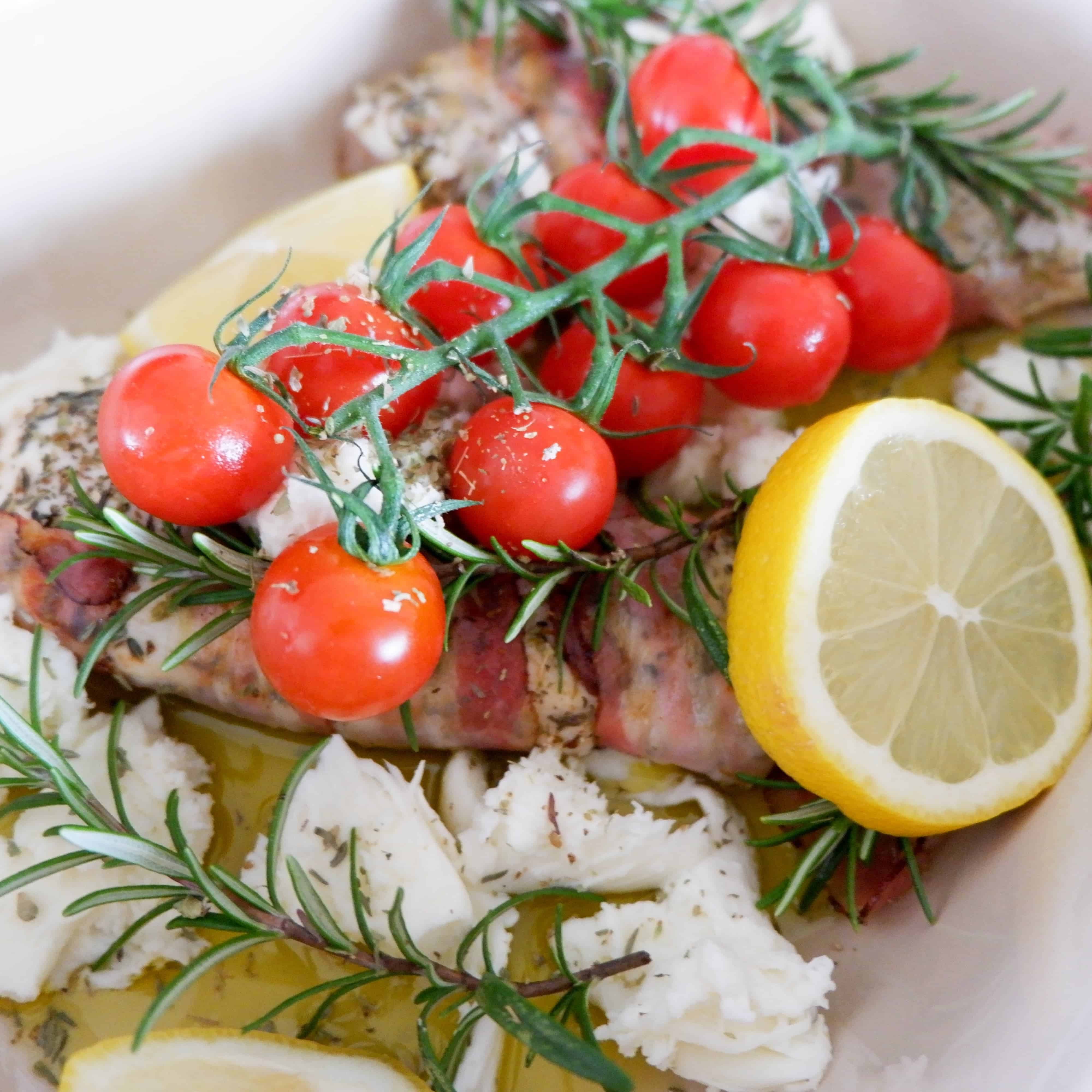 Hähnchen im Speckmantel, gebackene Tomaten und Zitronen-Mozzarella ...