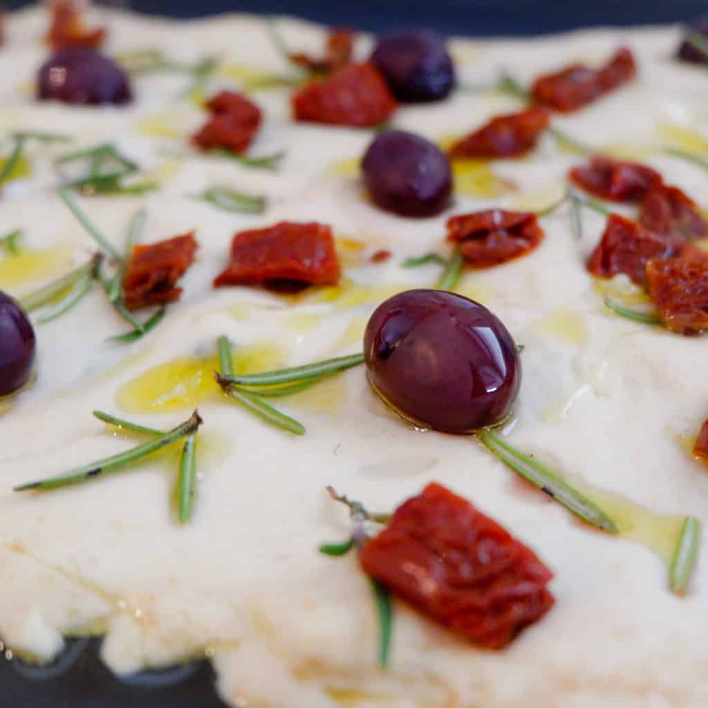 Focaccia mit Oliven, getrockneten Tomaten und Rosmarin - Cooking is love